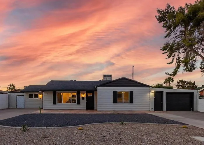 New Midtown Modern Home With Backyard