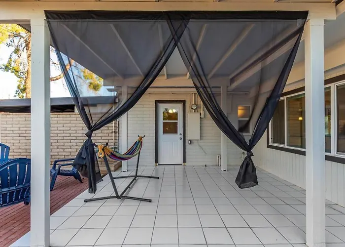 New Midtown Modern Home With Backyard