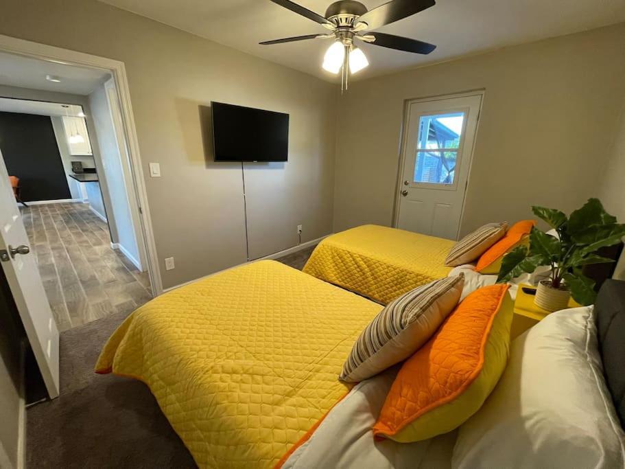 Appartement New Midtown Modern With Backyard